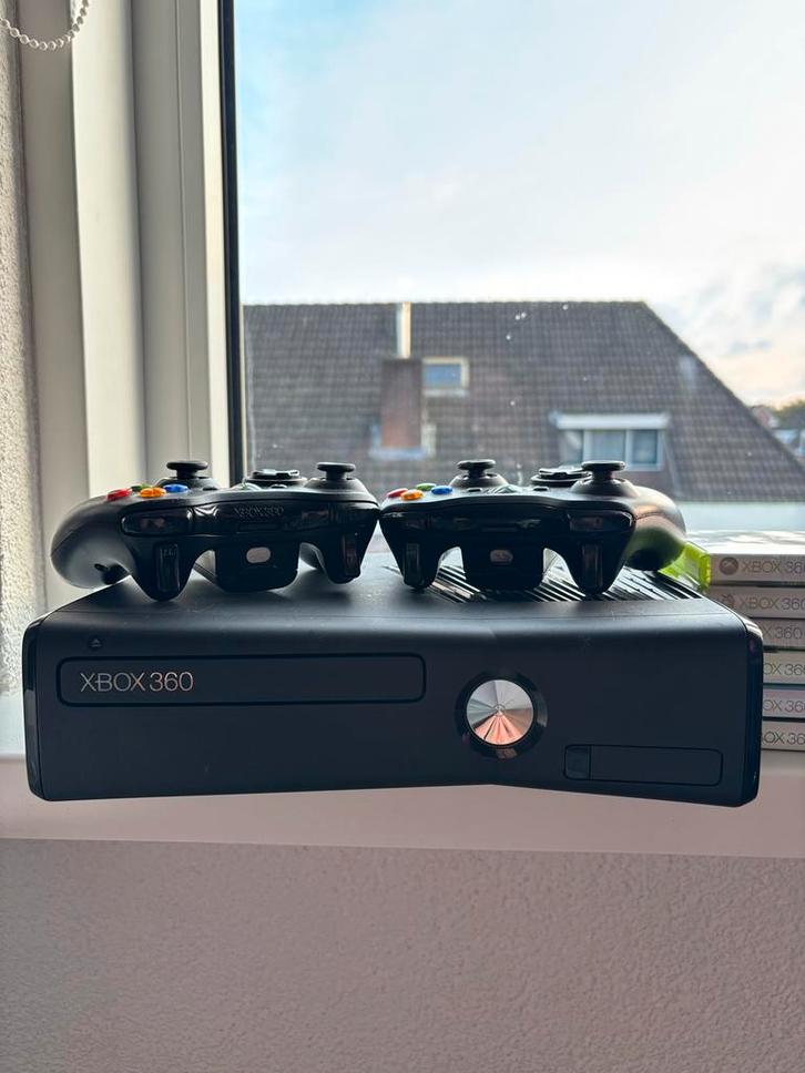 Xbox 360 met 2 controllers en 6 games, Spelcomputers en Games, Spelcomputers | Xbox 360, Gebruikt, 250 GB, 360 S, Met 2 controllers