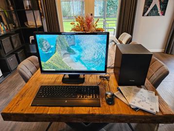 Complete, compacte design PC met scherm en alle toebehoren beschikbaar voor biedingen