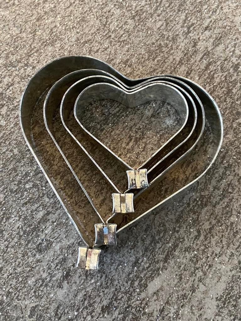 4 oude metalen bakvormen hart borstplaat hartjes brocante, Ophalen of Verzenden