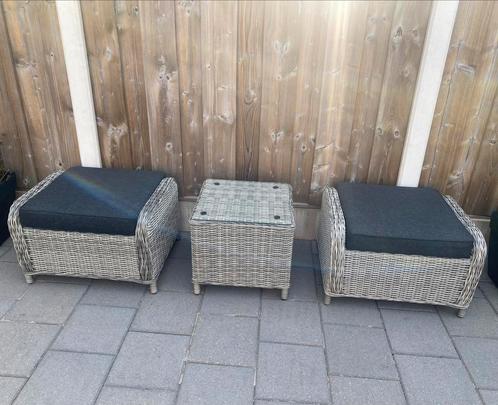 Lounge wicker voetenbankjes met tafeltje, Tuin en Terras, Tuinsets en Loungesets, Zo goed als nieuw, Loungeset, Wicker, 2 zitplaatsen
