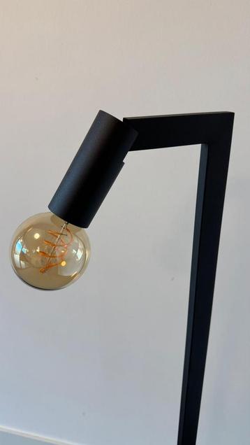 Zgn zwart matte  dimbare lampen  van rietveld 1.32m en 1.50 beschikbaar voor biedingen