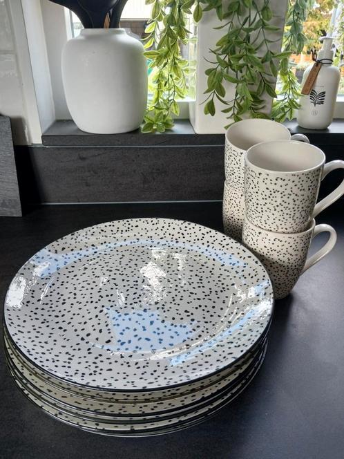 8 dinerborden en 6 mokken Zusss look a like, Huis en Inrichting, Keuken | Servies, Zo goed als nieuw, Overige stijlen, Aardewerk