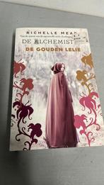 Boek De Alchemisten De Gouden Lelie van Richelle Mead, Boeken, Ophalen of Verzenden