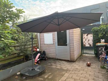 Parasol met voet beschikbaar voor biedingen
