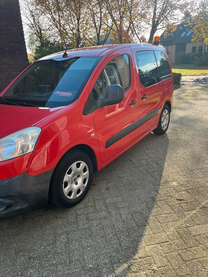 Peugeot Partner 1.6 Hdif 68KW Tepee 2011 Rood, Auto's, Peugeot, Particulier, Partner, ABS, Airbags, Airconditioning, Bluetooth