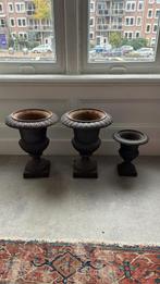 Set van 3 klassieke gietijzeren urnen, Huis en Inrichting, Woonaccessoires | Vazen, Ophalen, Overige materialen, Gebruikt, Zwart