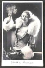 Oude z/w kaart (vrouw, bont, oude poststempel Alkmaar 1934), Verzamelen, Ansichtkaarten | Themakaarten, Ophalen of Verzenden, 1920 tot 1940