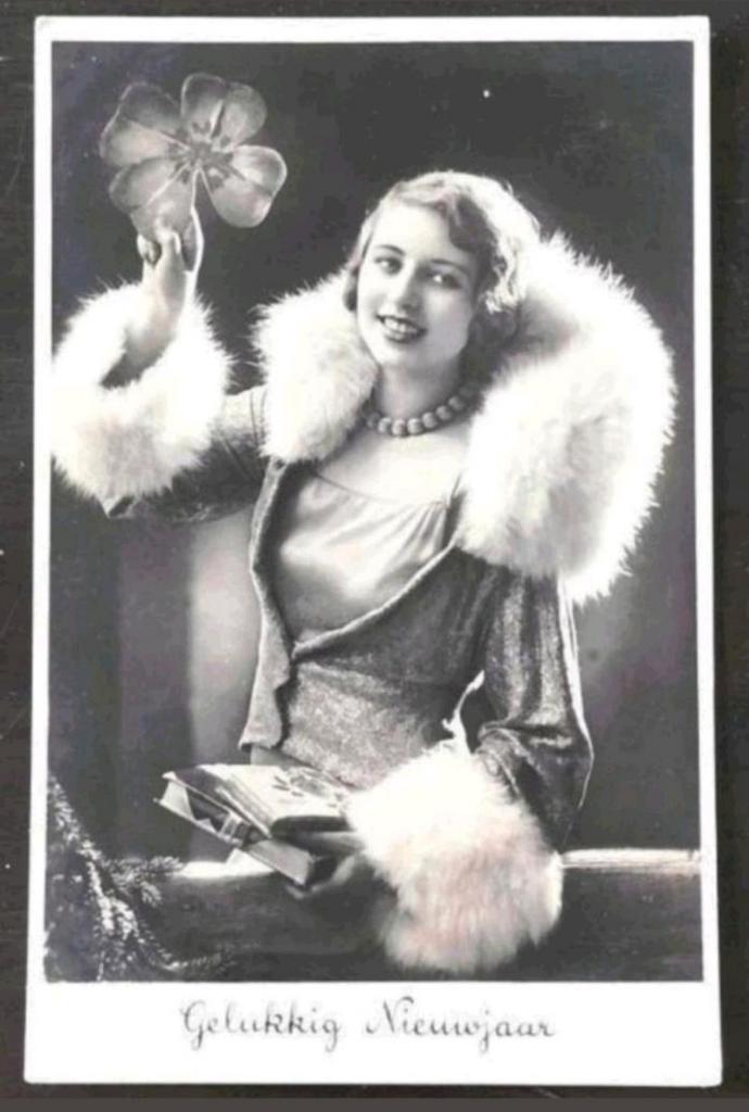 Oude z/w kaart (vrouw, bont, oude poststempel Alkmaar 1934), Verzamelen, Ansichtkaarten | Themakaarten, Gelopen, 1920 tot 1940