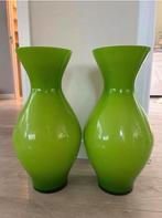 Twee prachtige limegroene vazen te koop zgan!, Huis en Inrichting, Ophalen, 50 tot 75 cm, Groen, Glas