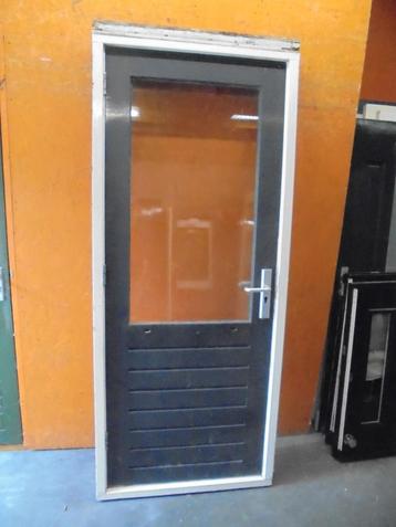 Buitendeur dubbelglas (hr+) met kozijn (nr. LU1225A) beschikbaar voor biedingen