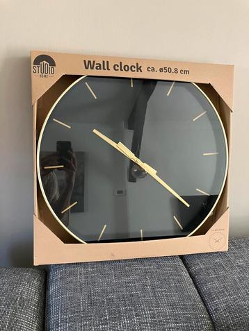 Wandklok nieuw in de doos zwart met goud beschikbaar voor biedingen