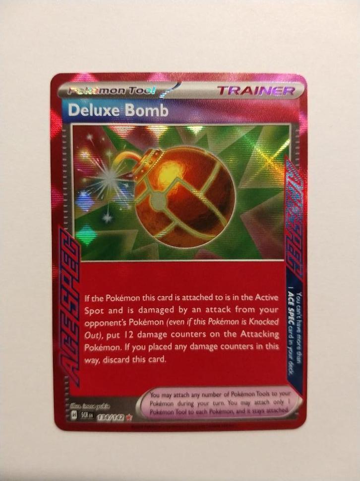 Deluxe Bomb 134/142 (Stellar Crown), Hobby en Vrije tijd, Verzamelkaartspellen | Pokémon, Zo goed als nieuw, Losse kaart, Ophalen of Verzenden
