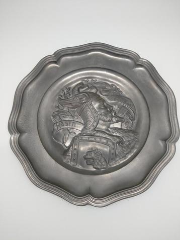Tinnen bord met reliëf beschikbaar voor biedingen