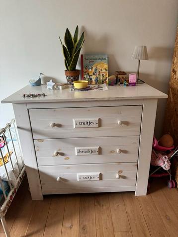 Complete babykamer met uniek design (whitewash) beschikbaar voor biedingen