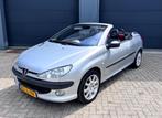 Nette Peugeot 206cc Zilver 1.6 Cabrio met Nieuwe APK 206 CC, Auto's, Peugeot, Voorwielaandrijving, Zwart, 4 cilinders, Cabriolet