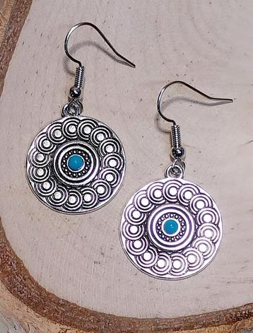 zilverkleurige boho oorbellen rondjes met turquoise beschikbaar voor biedingen