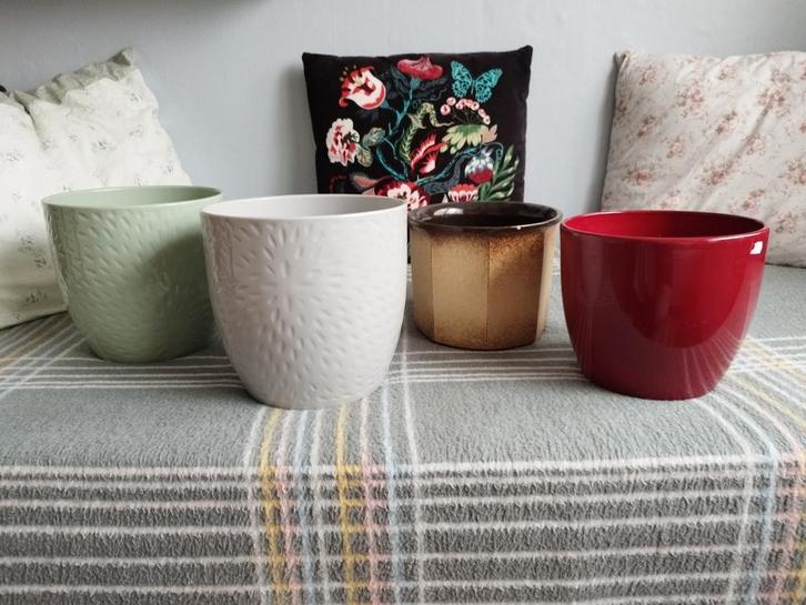 Bloemenpotten van keramiek/steengoed (?), groen,grijs,rood, Tuin en Terras, Bloempotten, Gebruikt, Binnen, Balkon, Minder dan 40 cm