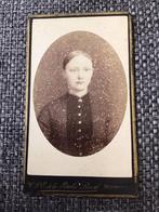 CDV, Jongedame, H.P.E. de la Roche Busé, Heerenveen, Ophalen of Verzenden, Voor 1940, Gebruikt, Foto