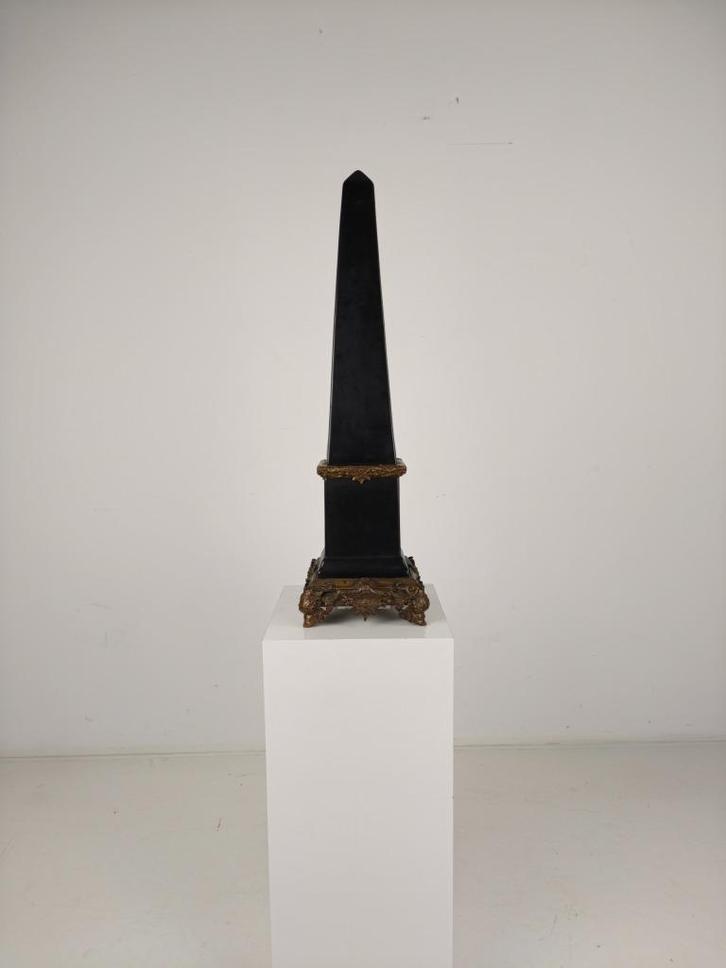 Zwarte Porseleinen Obelisk met Bronzen Ornamenten – 20e Eeuw, Antiek en Kunst, Antiek | Woonaccessoires, Ophalen