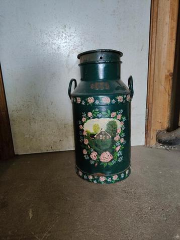 Vintage Melkbus met Handgeschilderde Decoratie beschikbaar voor biedingen
