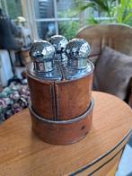 Antiek leren  box met 3 flesjes, Verzenden