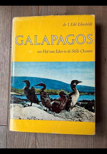Mooi maar oud boek over de matuur op Galapagos eilanden. WWF beschikbaar voor biedingen