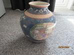 OUDE RONDE BEWERKTE CHINESE VAAS MET BLOEMMOTIEVEN + FIGUREN, Ophalen of Verzenden