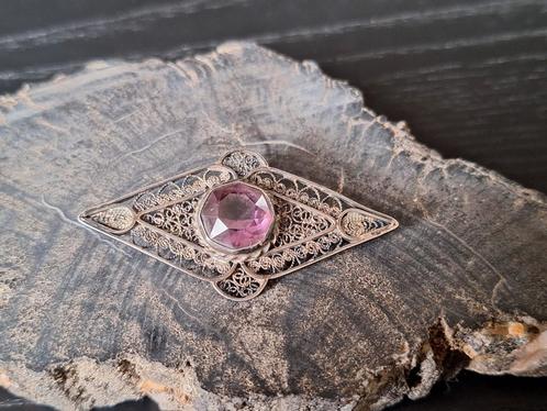 Antieke zilveren broche met paarse steen, Sieraden, Tassen en Uiterlijk, Broches, Gebruikt, Zilver, Paars, 4 tot 7 cm, Met edelsteen