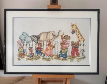 Handgeborduurd schilderij; blauwe lijst met dieren 67x46cm beschikbaar voor biedingen