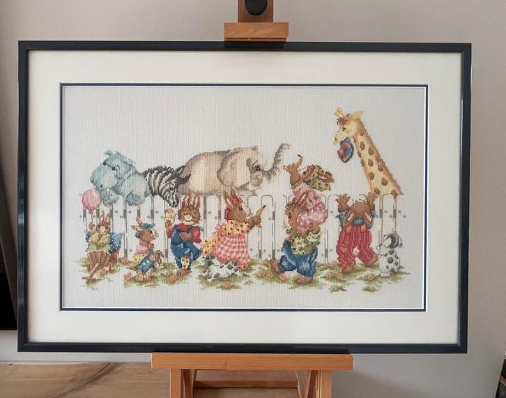 Handgeborduurd schilderij; blauwe lijst met dieren 67x46cm, Huis en Inrichting, Woonaccessoires | Schilderijen, Tekeningen en Foto's