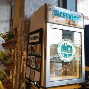 Displayvriezer met glazen deur en banner beschikbaar voor biedingen