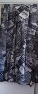 :2 NIEUWE GORDIJNEN , MET OPSCHRIFT ZWART MET WIT / GRIJZE K, Grijs, Vlot en stijlvol, 100 tot 150 cm, Nieuw