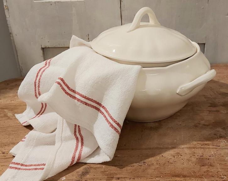 OUDE CREME PORSELEIN DEKSELTERRINE,CERAMIQUE MAASTRICHT, Huis en Inrichting, Keuken | Servies, Gebruikt, Kom(men), Overige stijlen