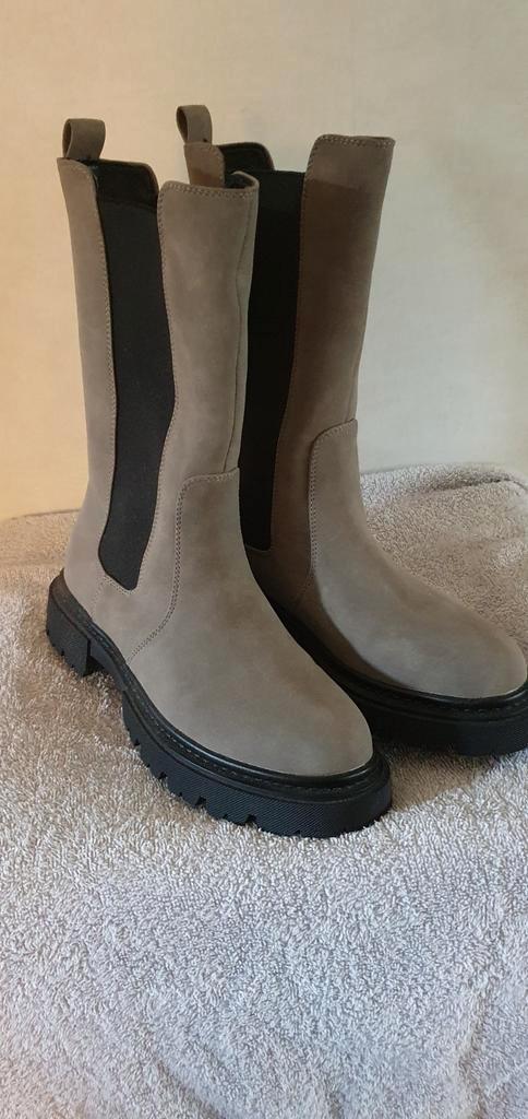Grijze Chelsea Laarzen - Stoer & Stijlvol maat 38, Kleding | Dames, Schoenen, Zo goed als nieuw, Lage of Enkellaarzen, Grijs, Ophalen