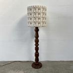 vintage vloerlamp met bijzondere houten voet - nieuwe kap, Huis en Inrichting, Lampen | Vloerlampen, Ophalen, Hout, Gebruikt, 100 tot 150 cm