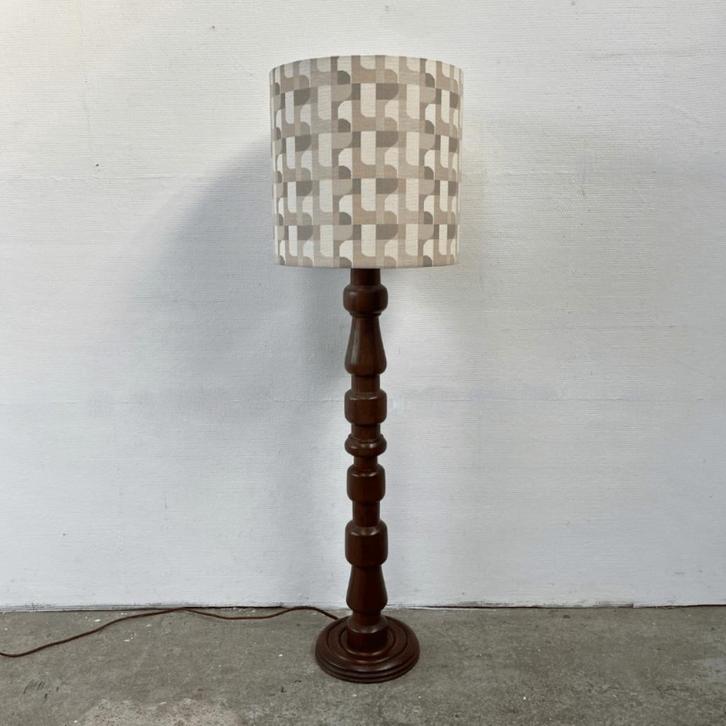 vintage vloerlamp met bijzondere houten voet - nieuwe kap, Huis en Inrichting, Lampen | Vloerlampen, Gebruikt, 100 tot 150 cm