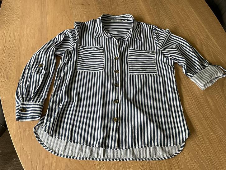 Z.g.a.n. wit-blauwe blouse, merk ONLY, maat M, Kleding | Dames, Blouses en Tunieken, Zo goed als nieuw, Maat 38/40 (M), Wit, Ophalen of Verzenden