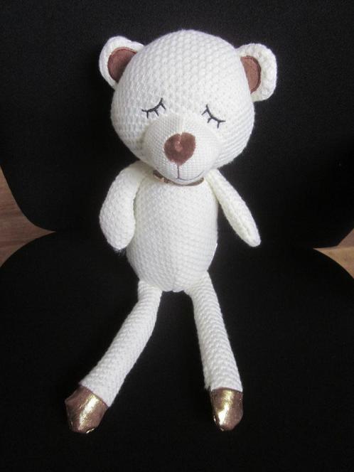 Evora Kruidvat wit zacht pluche knuffel beer gouden voetjes, Kinderen en Baby's, Speelgoed | Knuffels en Pluche, Zo goed als nieuw