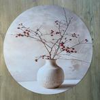 Minimalistische muurcirkel met vaas en rode bessen – 60 cm, Nieuw, Ophalen of Verzenden, Info@demuurdecoratie@gmail.com, 9076KA
