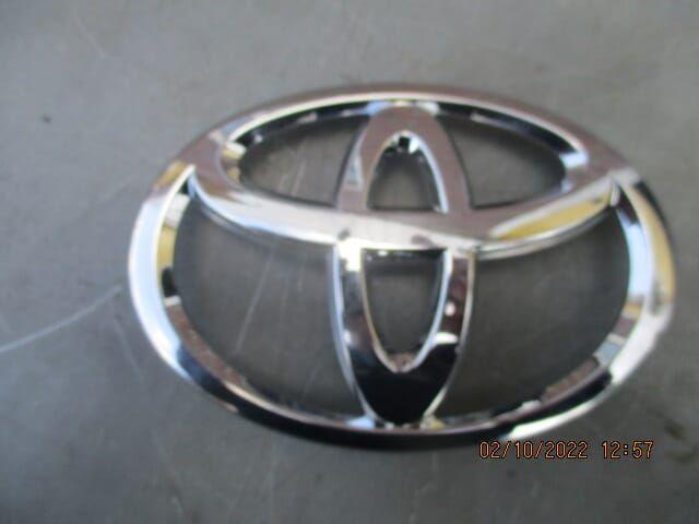 voor grille  embleem van toyota RAV 4, Auto-onderdelen, Carrosserie en Plaatwerk, Toyota, Nieuw, Ophalen of Verzenden