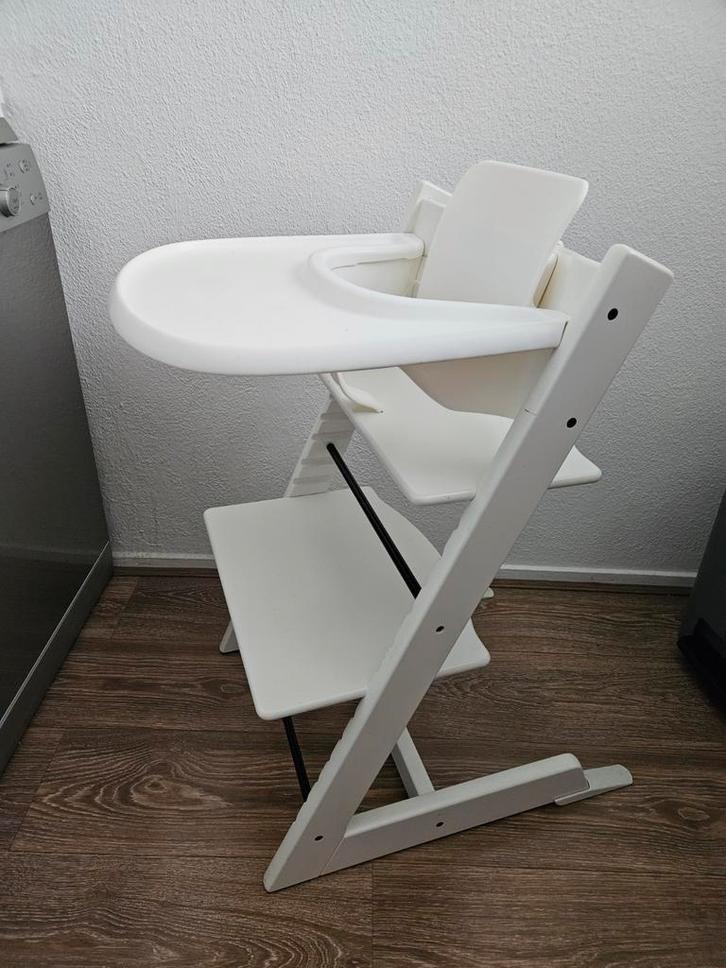 Witte Stokke Tripp Trapp met Tafelblad & Verkleiner, Kinderen en Baby's, Kinderstoelen, Gebruikt, Meegroeistoel, Afneembaar eetblad