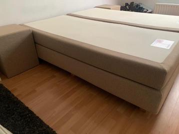 2 jaar oude boxspring 350 €compleet met topper en hockers 2x beschikbaar voor biedingen