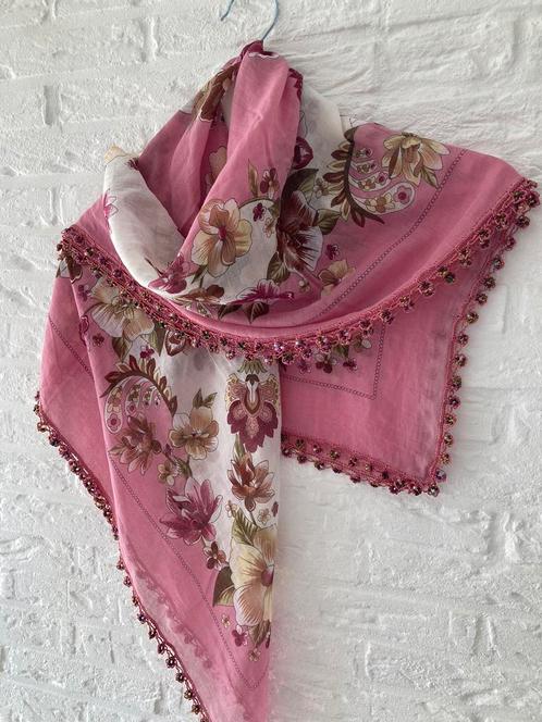 Prachtige Shawl Sjaal met bloemen gehaakte rand met kraaltje, Kleding | Dames, Mutsen, Sjaals en Handschoenen, Zo goed als nieuw