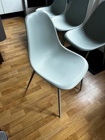 4 mooie eettafel stoelen beschikbaar voor biedingen