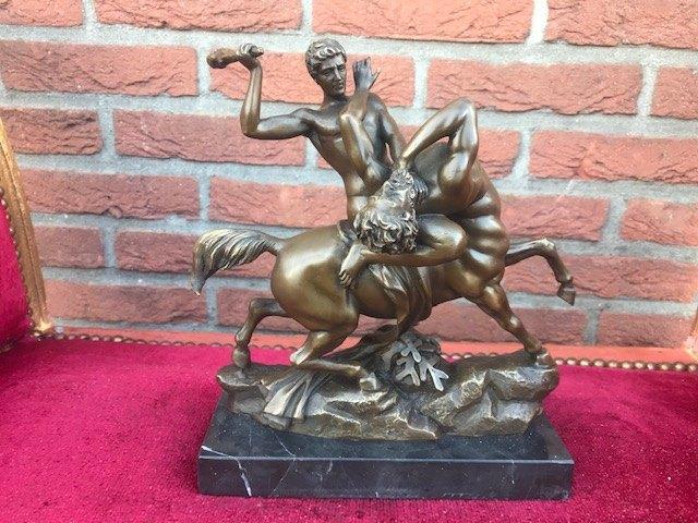 bronzen prachtbeeld, Theseus in gevecht met centaur Bianor, Ophalen of Verzenden, Brons