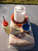 Voederton, voerbakje, drinkfles en pak houtvezels., Ophalen, Voerbakje