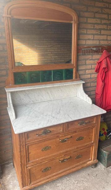 Antieke waskast met marmeren blad beschikbaar voor biedingen