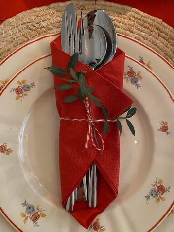 Servies met bloemmotief beschikbaar voor biedingen