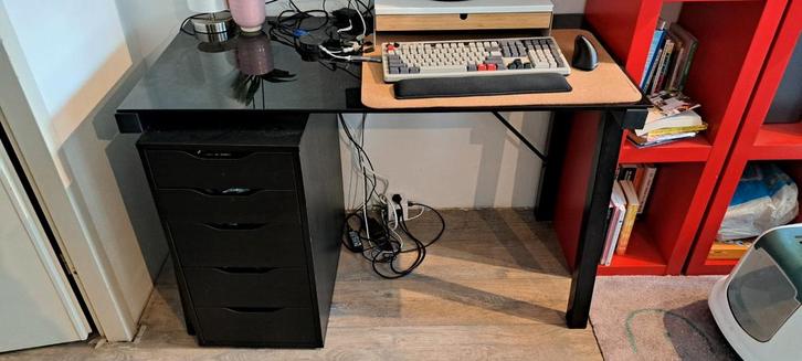 Zwart bureau met ladekast, Huis en Inrichting, Bureaus, Gebruikt, Bureau, Ophalen