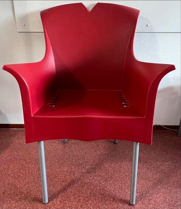 Rode design stoel beschikbaar voor biedingen
